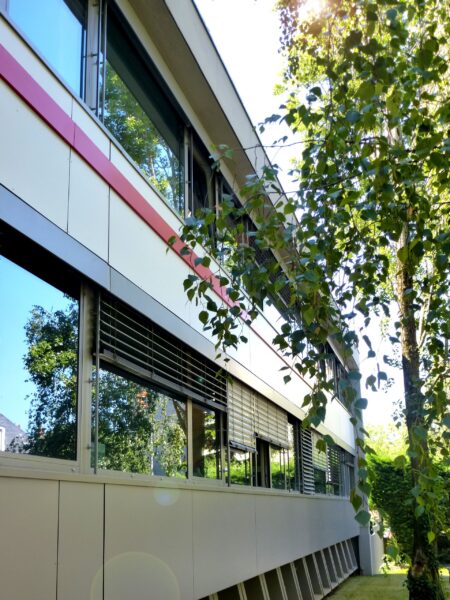 vue de c&ocirc;t&eacute; facade r&eacute;nov&eacute;e