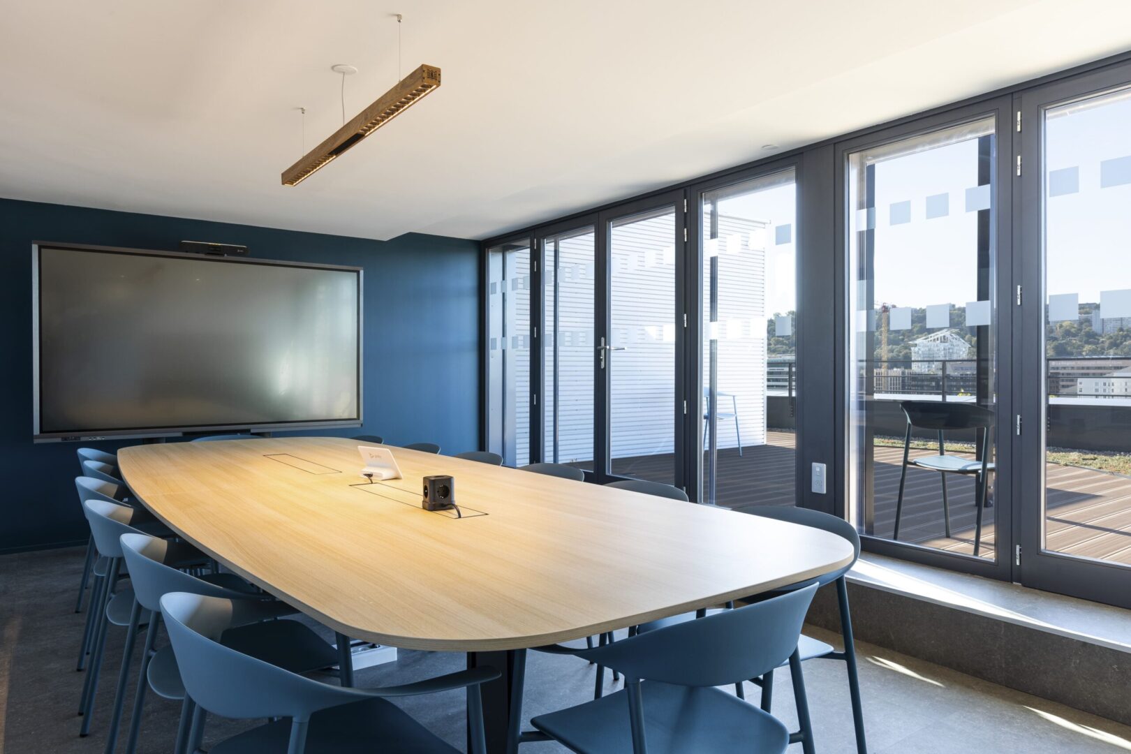 tertiaire-diagonale-concept salle de réunion d'un bureau rénové