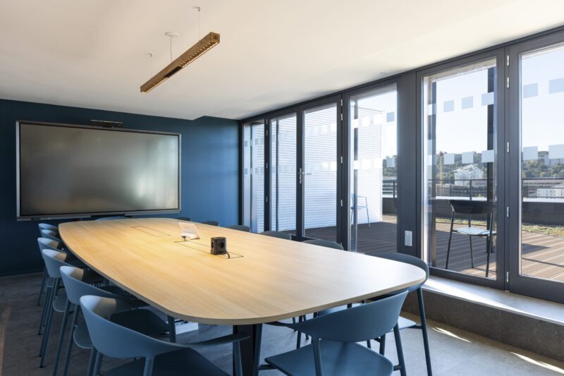 salle de r&eacute;union d'un bureau r&eacute;nov&eacute;